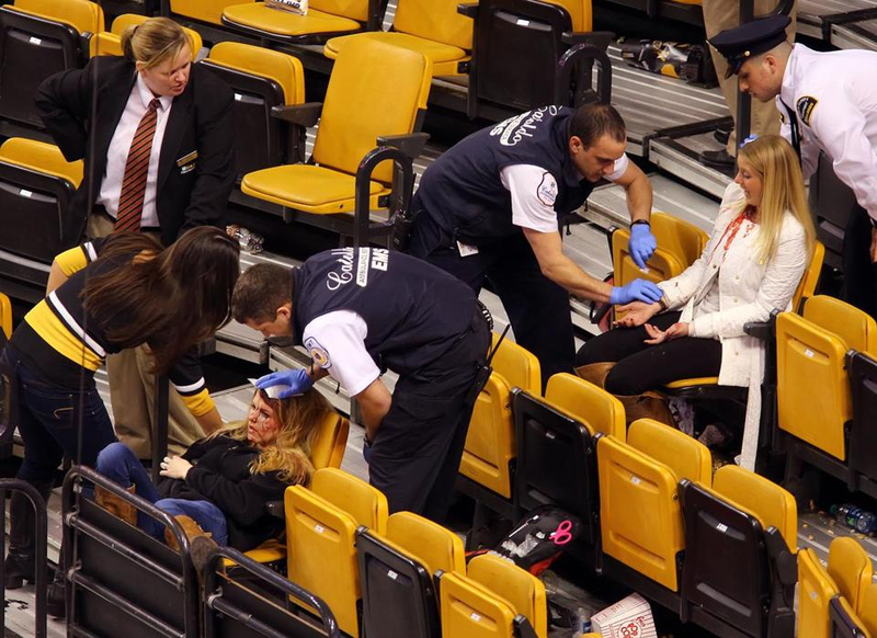 Illustration for article titled Netting Falls At Bruins Game, Injuring Two